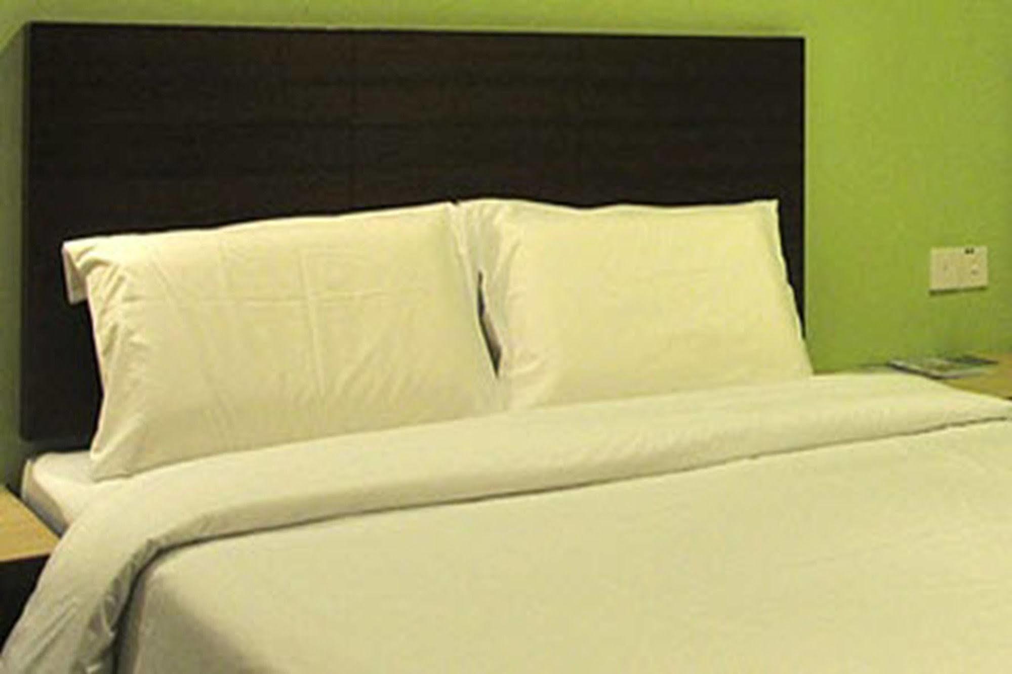 Golden Bay Hotel Malacca Esterno foto